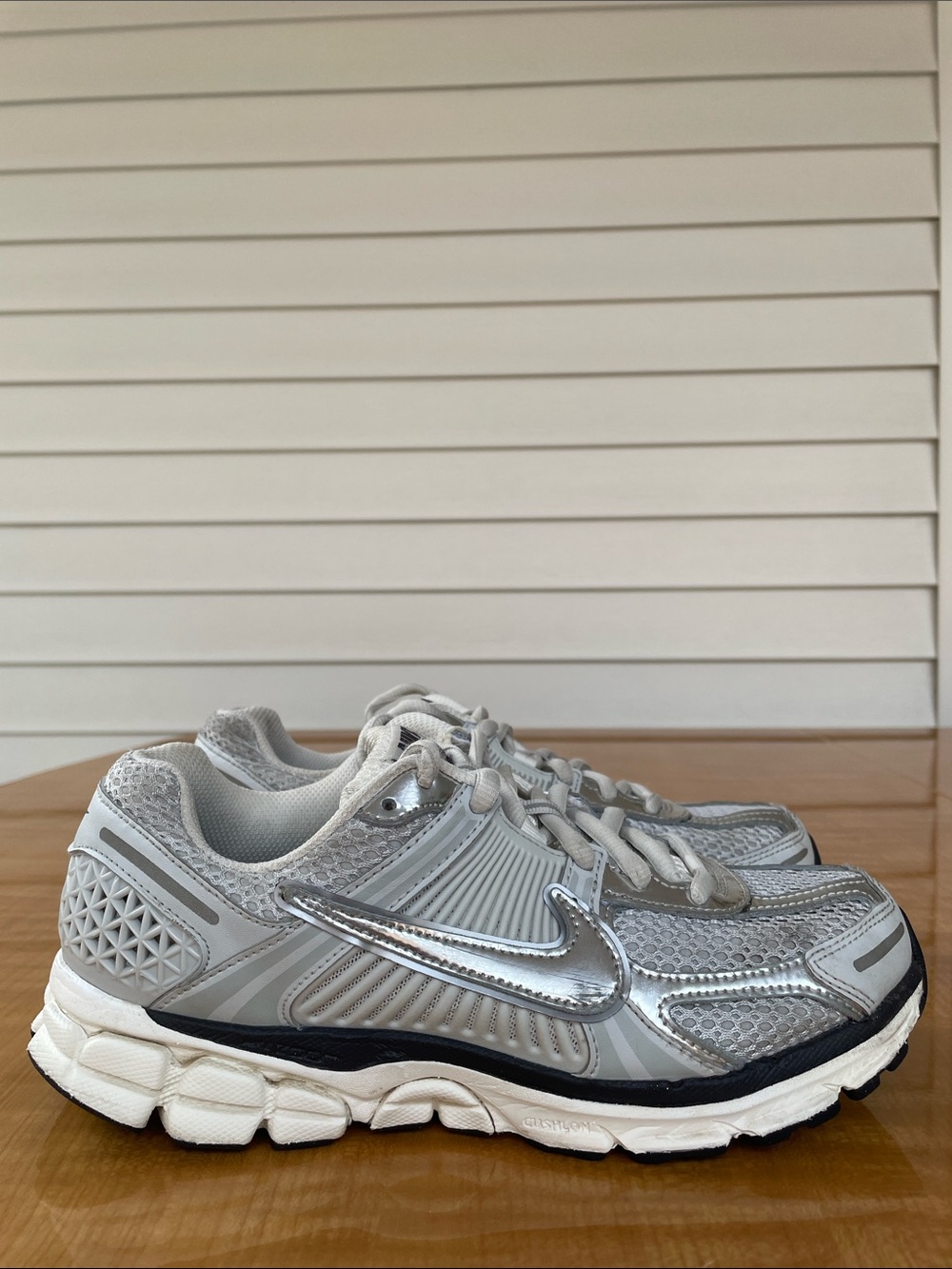 Nike Women’s Zoom Vomero 5 Athletic Running Shoes Size 9.5 Silver White Sports